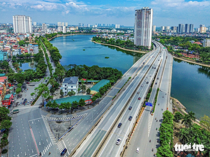Trời hửng nắng sau mưa, đường phố Hà Nội thông thoáng ngày thứ 2 nghỉ lễ - Ảnh 3.