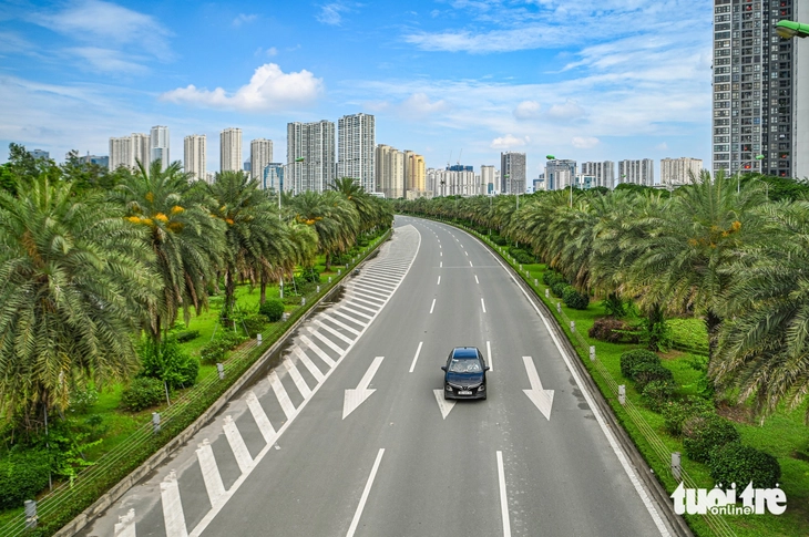 Trời hửng nắng sau mưa, đường phố Hà Nội thông thoáng ngày thứ 2 nghỉ lễ - Ảnh 4.