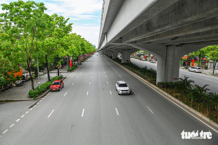 Trời hửng nắng sau mưa, đường phố Hà Nội thông thoáng ngày thứ 2 nghỉ lễ - Ảnh 7.