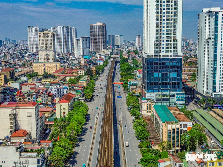 Trời hửng nắng sau mưa, đường phố Hà Nội thông thoáng ngày thứ 2 nghỉ lễ - Ảnh 8.