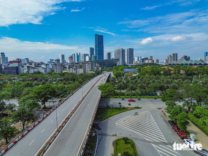 Trời hửng nắng sau mưa, đường phố Hà Nội thông thoáng ngày thứ 2 nghỉ lễ - Ảnh 9.