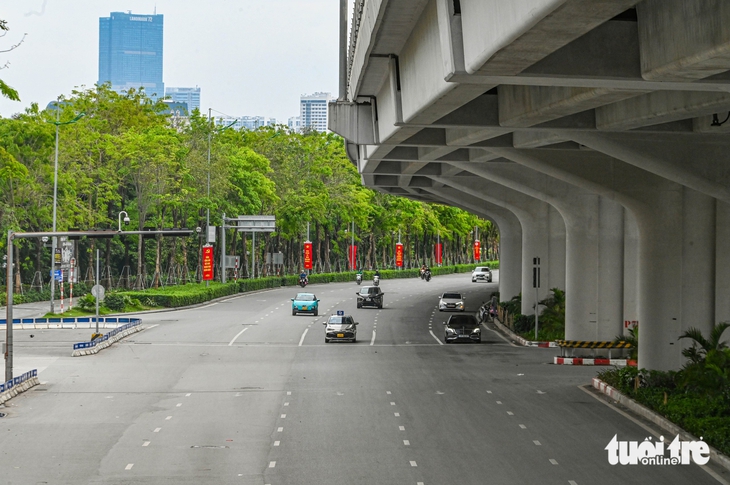 Trời hửng nắng sau mưa, đường phố Hà Nội thông thoáng ngày thứ 2 nghỉ lễ - Ảnh 10.