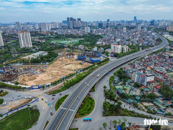 Trời hửng nắng sau mưa, đường phố Hà Nội thông thoáng ngày thứ 2 nghỉ lễ - Ảnh 11.
