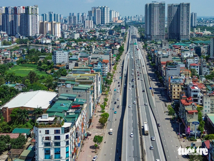Trời hửng nắng sau mưa, đường phố Hà Nội thông thoáng ngày thứ 2 nghỉ lễ - Ảnh 12.
