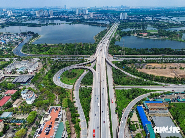 Trời hửng nắng sau mưa, đường phố Hà Nội thông thoáng ngày thứ 2 nghỉ lễ - Ảnh 14.