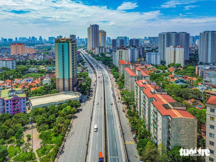 Trời hửng nắng sau mưa, đường phố Hà Nội thông thoáng ngày thứ 2 nghỉ lễ - Ảnh 15.