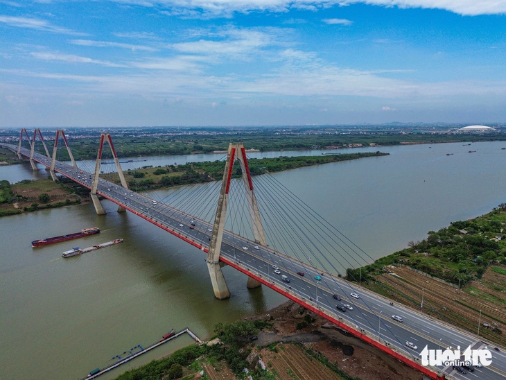 Trời hửng nắng sau mưa, đường phố Hà Nội thông thoáng ngày thứ 2 nghỉ lễ - Ảnh 2.