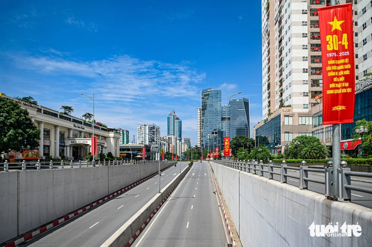 Trời hửng nắng sau mưa, đường phố Hà Nội thông thoáng ngày thứ 2 nghỉ lễ - Ảnh 13.