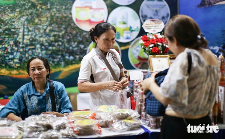 Rượu Bàu Đá, nem chợ Huyện, bún cá Quy Nhơn hớp hồn du khách - Ảnh 2.