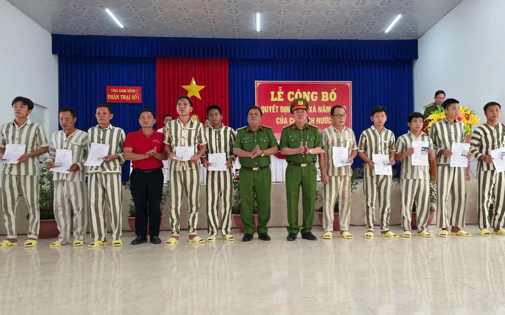 98 phạm nhân ở các trại giam Cà Mau được về nhà - Ảnh 2.