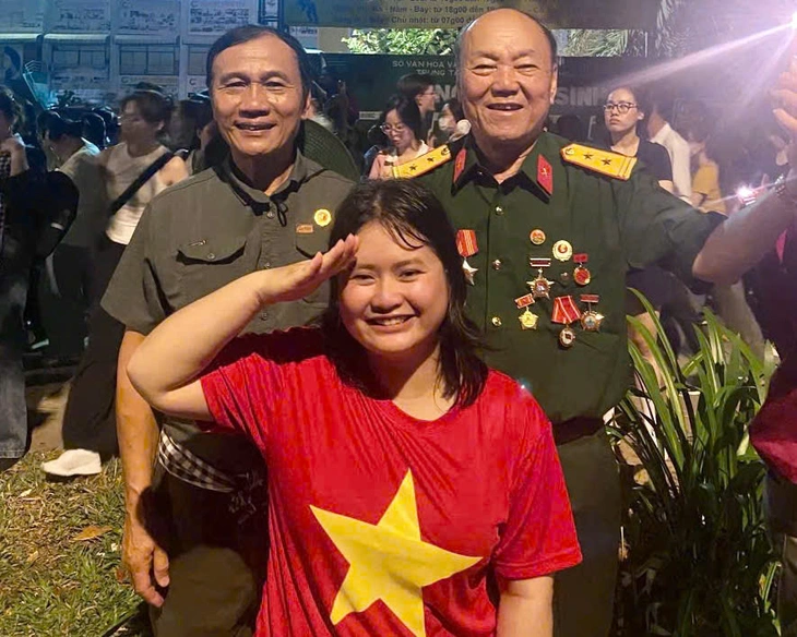 Bịn rịn chia tay chiến sĩ, luyến tiếc 'concert quốc gia', giới trẻ chờ mừng đại lễ Quốc khánh - Ảnh 2.