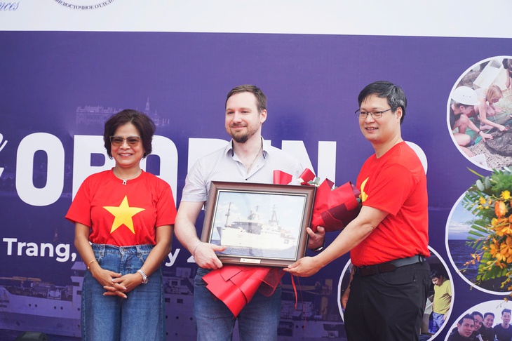 30 nhà khoa học khảo sát biển Đông trên tàu Viện sĩ Oparin - Ảnh 2. 30 nhà khoa học khảo sát Biển Đông trên tàu Viện sĩ Oparin - Ảnh 2.