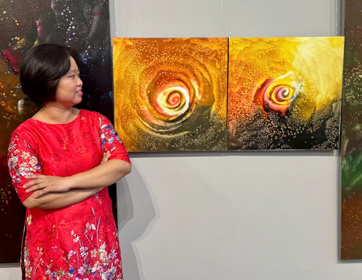 Lạc vào vòng xoáy vũ trụ bao la trong tranh Acrylic của 'là Hương' - Ảnh 1. vũ trụ - Ảnh 1.