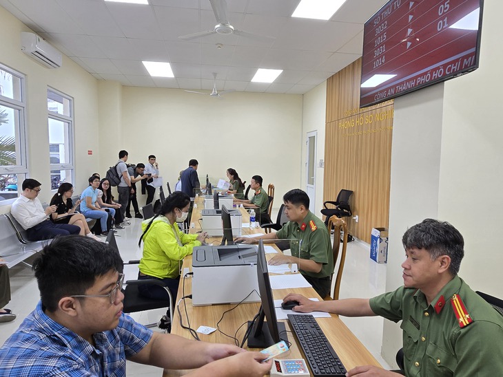 TP.HCM tổ chức góp ý dự thảo sửa đổi, bổ sung Hiến pháp 2013 qua VNeID - Ảnh 1.