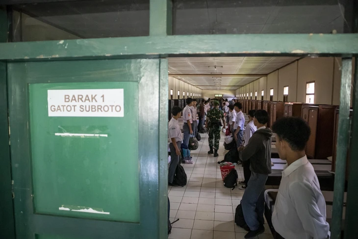 Indonesia thí điểm đưa học sinh cá biệt vào trại huấn luyện quân sự - Ảnh 1.