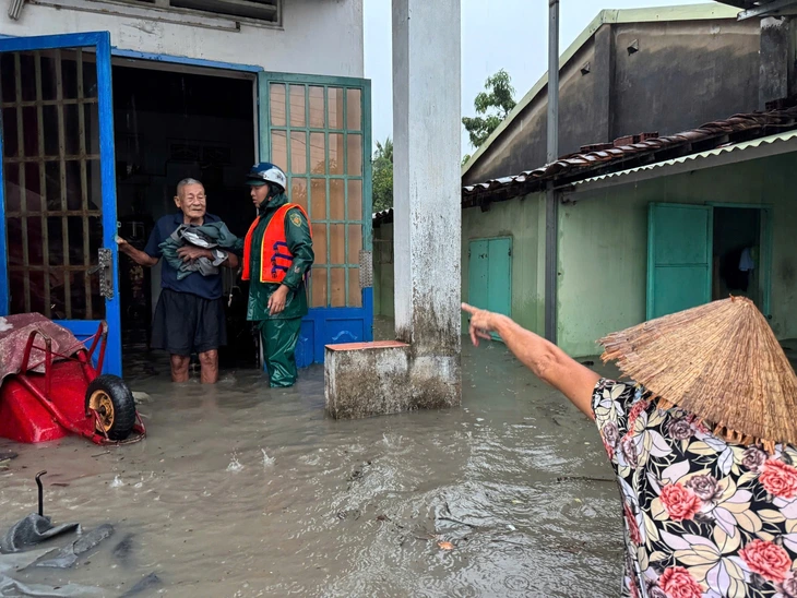 Vụ mưa lớn gây ngập ở Bình Dương: Khắc phục tường rào công ty, trụ điện bị đổ gãy - Ảnh 2. cơn mưa - Ảnh 2.