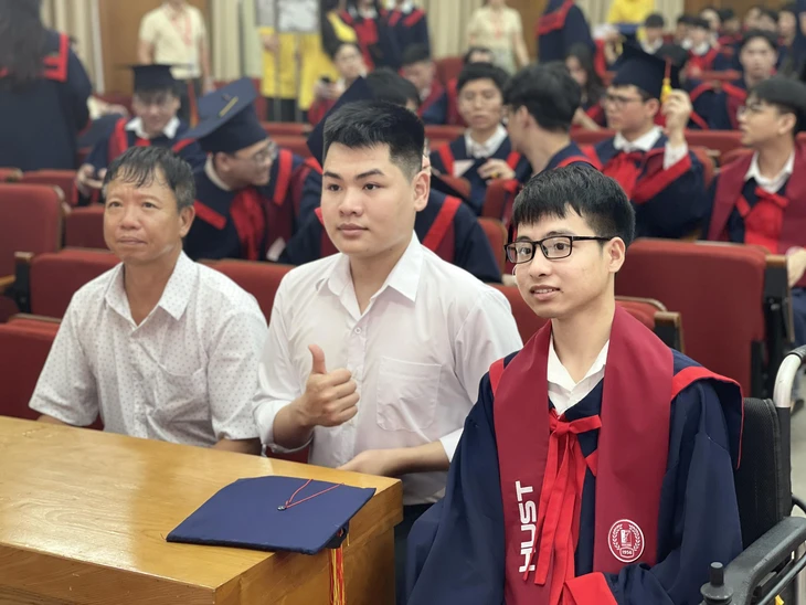 cõng bạn đến trường - Ảnh 4.