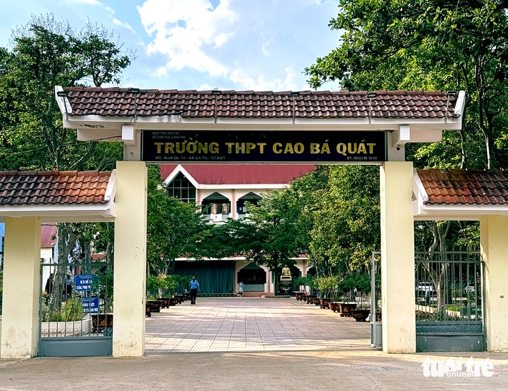 Vụ nhiều học sinh lớp 12 'tự nguyện' xin nghỉ học: Nhà trường báo cáo gì? - Ảnh 1.