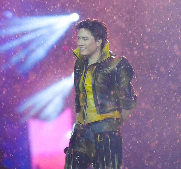Hơn 30 Anh trai say hi diễn trong cơn mưa trắng trời ở sân Mỹ Đình - Ảnh 7. 30 Anh trai say hi diễn trong cơn mưa trắng trời ở sân Mỹ Đình - Ảnh 7.