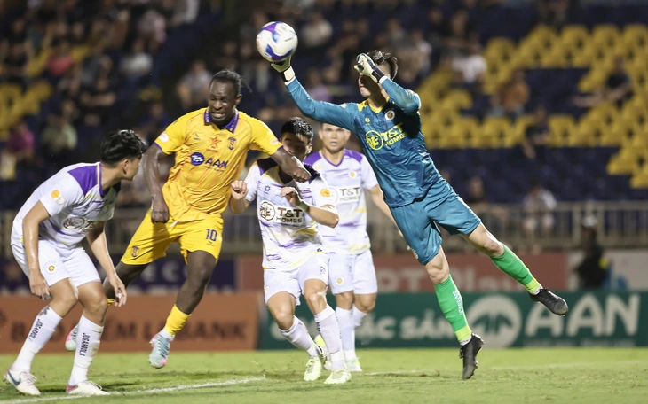 HLV Nhật Bản thắc mắc trọng tài Việt Nam không thuộc điều lệ V-League - Ảnh 2.