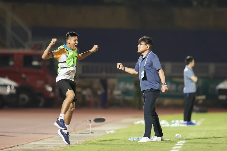 HLV Nhật Bản thắc mắc trọng tài Việt Nam không thuộc điều lệ V-League - Ảnh 1. trọng tài - Ảnh 1.