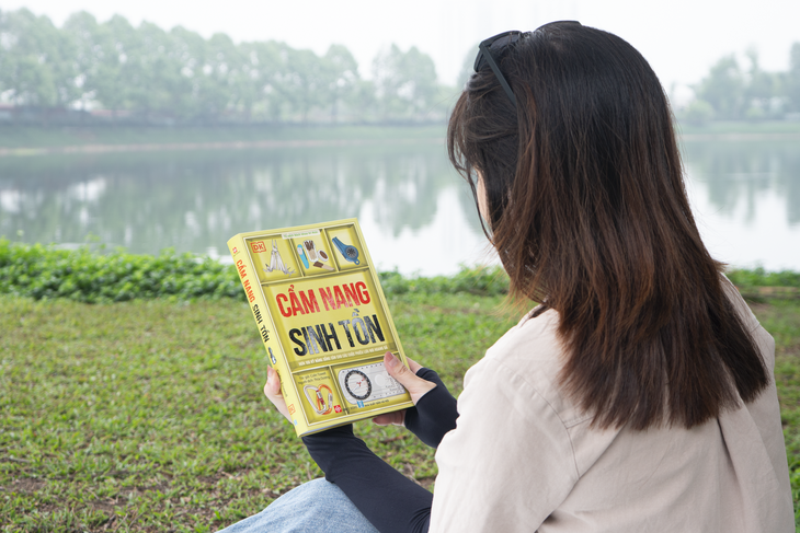 Sinh tồn nơi hoang dã, huấn luyện viên trưởng của Hải quân Hoàng gia Anh dạy bạn điều gì? - Ảnh 1. cẩm nang sinh tồn - Ảnh 1.