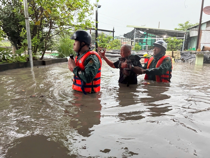 Bình Dương: cột đèn ngã trên quốc lộ 13, giải cứu dân bị ngập sâu do mưa - Ảnh 4. Bình Dương - Ảnh 4.