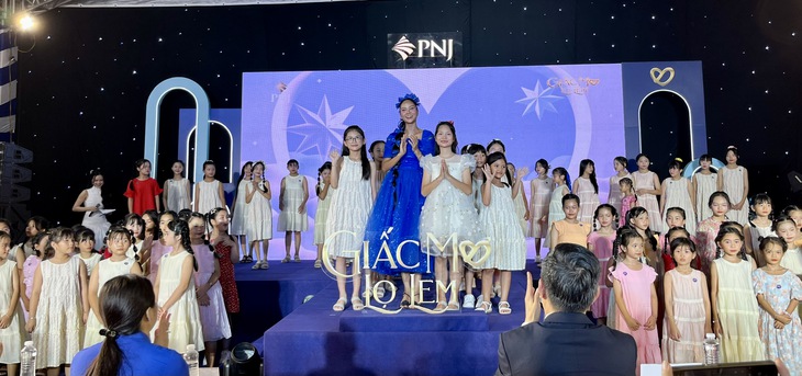 Hoa hậu H’Hen Niê và 100 bé gái khó khăn hóa thân thành nàng Lọ Lem - Ảnh 4.