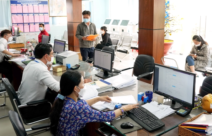 Bỏ thi nâng ngạch, bỏ tập sự: Cần cải cách đồng bộ - Ảnh 1.