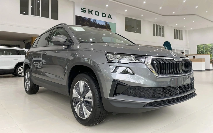 Skoda Karoq giảm giá kỷ lục còn 749 đồng triệu tại đại lý, rẻ hơn Yaris Cross, người mua phải đánh đổi một điều- Ảnh 3. Skoda Karoq - Ảnh 2.