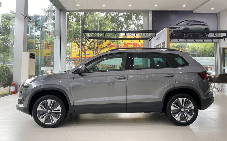 Skoda Karoq giảm giá kỷ lục còn 749 đồng triệu tại đại lý, rẻ hơn Yaris Cross, người mua phải đánh đổi một điều- Ảnh 4. Skoda Karoq - Ảnh 3.