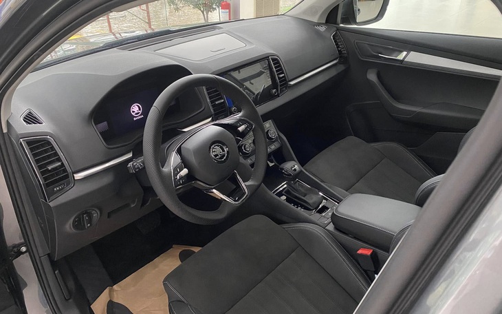Skoda Karoq giảm giá kỷ lục còn 749 đồng triệu tại đại lý, rẻ hơn Yaris Cross, người mua phải đánh đổi một điều- Ảnh 7. Skoda Karoq - Ảnh 6.