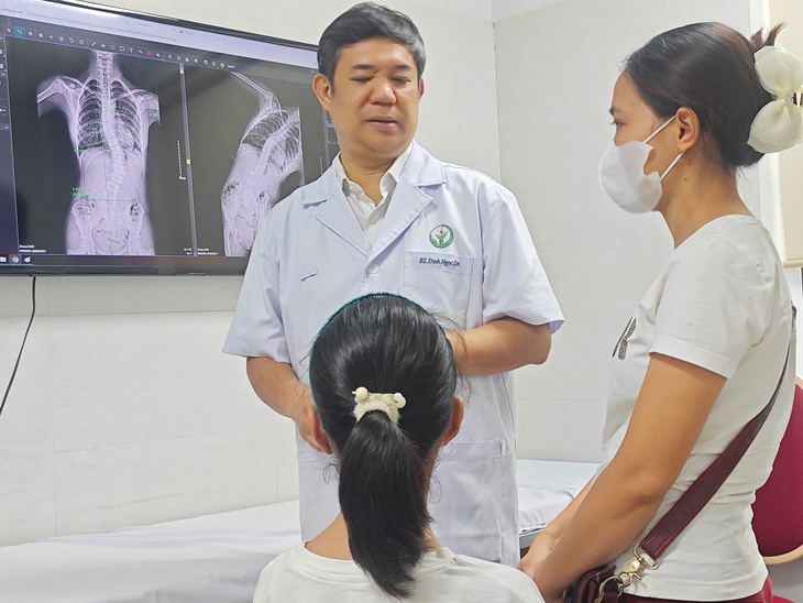 Nhiều trẻ gù vẹo cột sống phát hiện muộn - Ảnh 1. Nhiều trẻ gù vẹo cột sống phát hiện muộn - Ảnh 1.