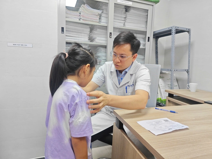 Nhiều trẻ gù vẹo cột sống phát hiện muộn - Ảnh 2.
