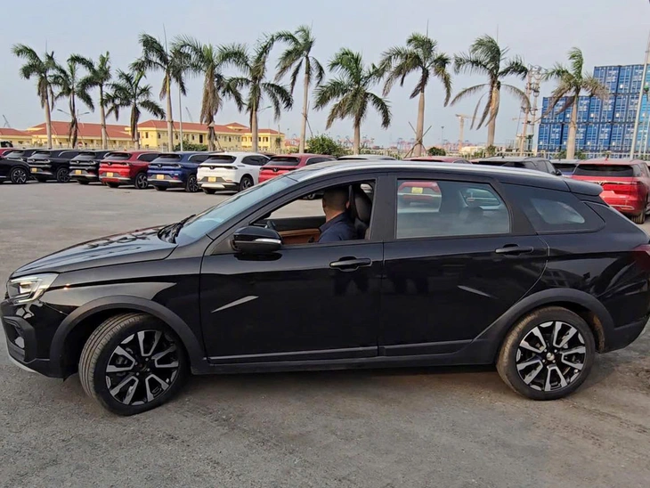 Ảnh thực tế lô ô tô Nga giá dự kiến từ 360 triệu đồng đã về Việt Nam: Có SUV kiểu Jimny, sedan cùng cỡ Attrage- Ảnh 6. Lada - Ảnh 5.