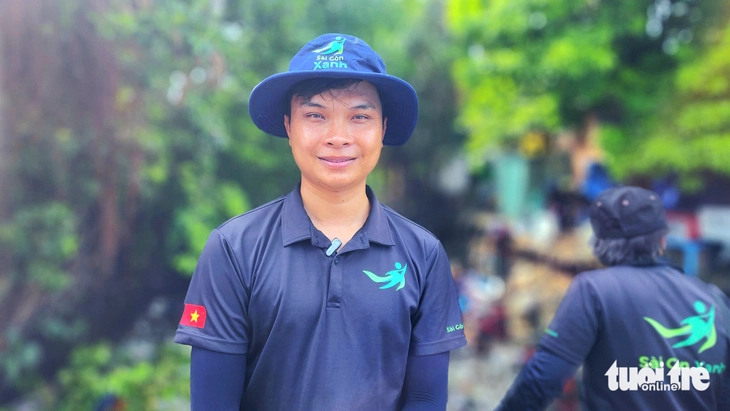 Thanh niên mướt mồ hôi vớt 20 tấn rác dồn ứ trên kênh Hy Vọng - Ảnh 11.