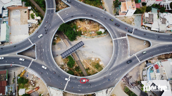 Mặt đường nút giao ngàn tỉ ở Nha Trang xuất hiện vết sụt lún - Ảnh 1. Nha Trang - Ảnh 1.