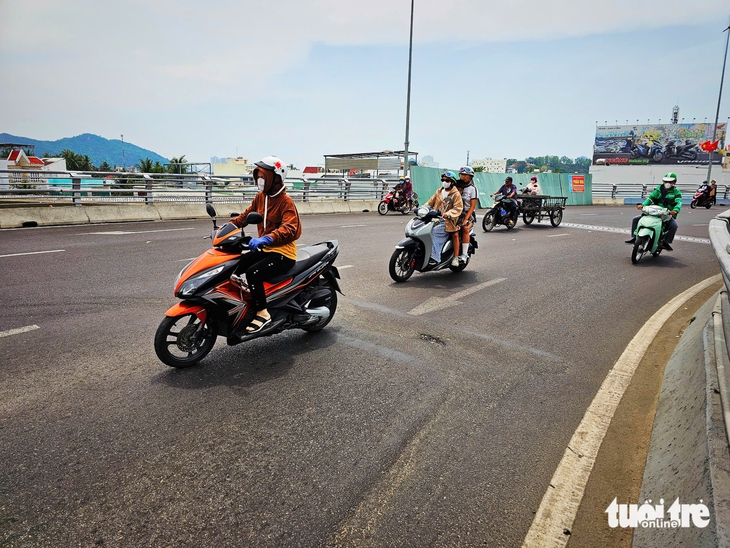 Mặt đường nút giao ngàn tỉ ở Nha Trang xuất hiện vết sụt lún - Ảnh 3. Mặt đường nút giao ngàn tỉ ở Nha Trang xuất hiện vết sụt lún - Ảnh 3.