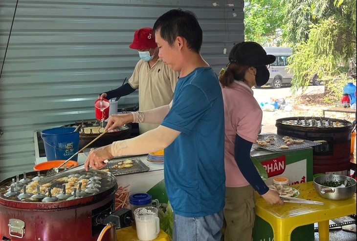 Ăn bánh khọt Vũng Tàu nhớ hương vị xưa - Ảnh 2. Bánh khọt - Ảnh 2.