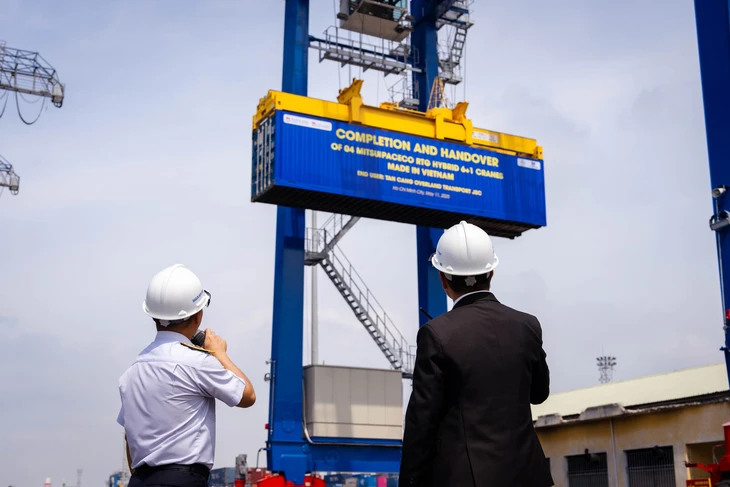 Lần đầu Việt Nam sản xuất cẩu RTG Hybrid, Tân Cảng Cát Lái chính thức vận hành - Ảnh 1.