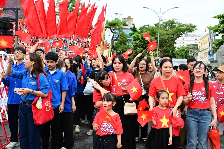 Hàng vạn người đổ về xem duyệt đội ngũ và diễu hành quần chúng ở Hải Phòng - Ảnh 1.