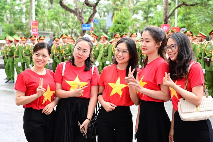 Hàng vạn người đổ về xem duyệt đội ngũ và diễu hành quần chúng ở Hải Phòng - Ảnh 2.