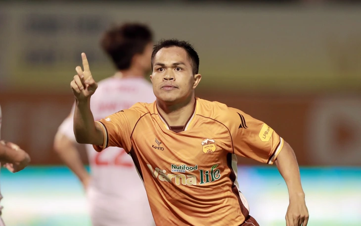 Lý Công Hoàng Anh lập cú đúp giúp Nam Định tiến sát đến ngôi vô địch V-League - Ảnh 2.