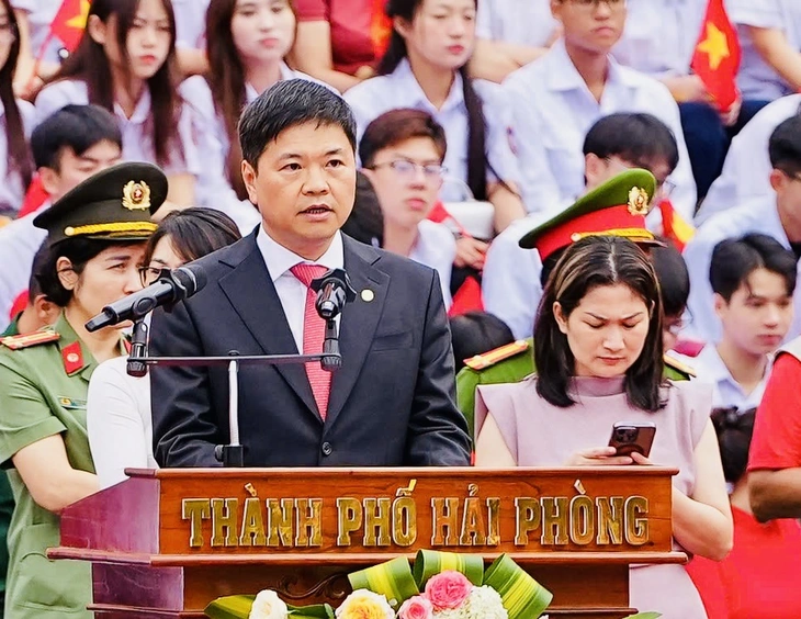 Duyệt đội ngũ và diễu hành quần chúng kỷ niệm 70 năm giải phóng Hải Phòng - Ảnh 2.