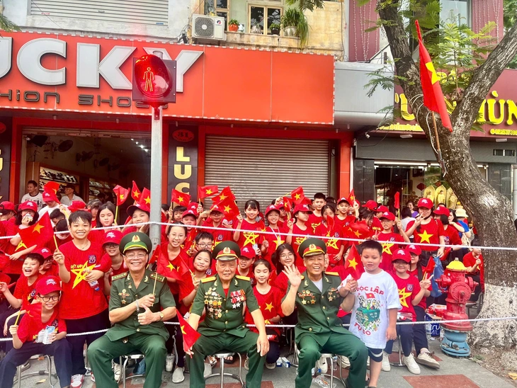 Hàng vạn người đổ về xem duyệt đội ngũ và diễu hành quần chúng ở Hải Phòng - Ảnh 4.