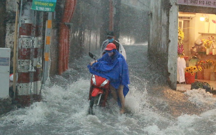 Thời tiết hôm nay 12-5: Trung Bộ và Nam Bộ tiếp tục mưa to, dông lốc - Ảnh 2.