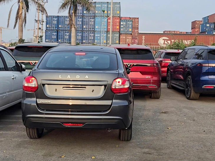 Ảnh thực tế lô ô tô Nga giá dự kiến từ 360 triệu đồng đã về Việt Nam: Có SUV kiểu Jimny, sedan cùng cỡ Attrage- Ảnh 3. Lada - Ảnh 2.