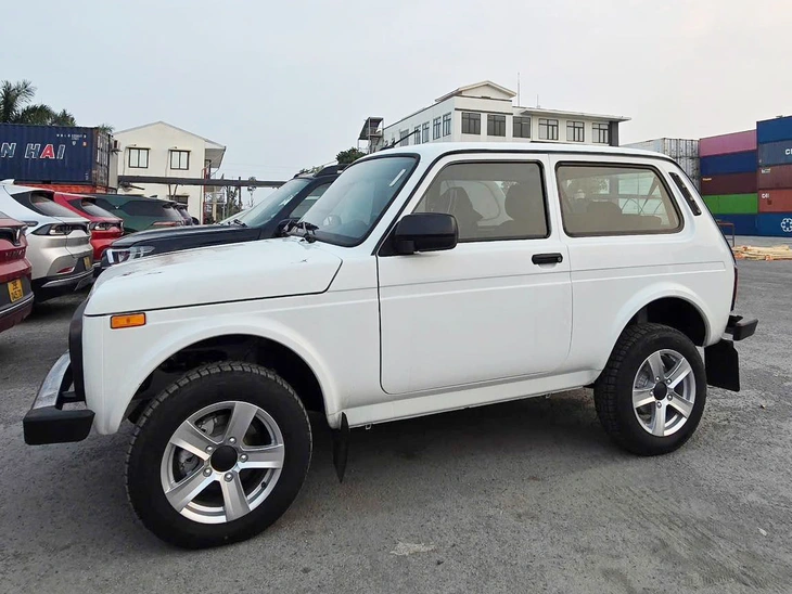 Ảnh thực tế lô ô tô Nga giá dự kiến từ 360 triệu đồng đã về Việt Nam: Có SUV kiểu Jimny, sedan cùng cỡ Attrage- Ảnh 8. Ảnh thực tế lô ô tô Nga Lada cập cảng Việt Nam: Giá từ 360 triệu, có SUV dáng Jimny, sedan cỡ Vios - Ảnh 7.