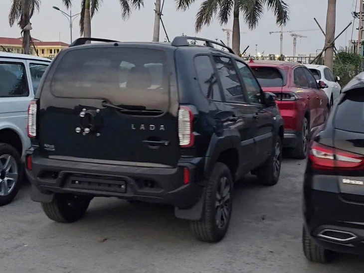 Ảnh thực tế lô ô tô Nga giá dự kiến từ 360 triệu đồng đã về Việt Nam: Có SUV kiểu Jimny, sedan cùng cỡ Attrage- Ảnh 9. Ảnh thực tế lô ô tô Nga Lada cập cảng Việt Nam: Giá từ 360 triệu, có SUV dáng Jimny, sedan cỡ Vios - Ảnh 8.