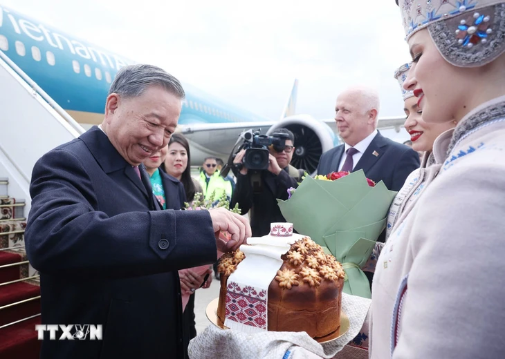 Sân bay Belarus rực rỡ quốc kỳ chào đón Tổng bí thư Tô Lâm - Ảnh 2. Tổng Bí thư Tô Lâm - Ảnh 2.